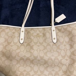 Signature Coach City tote w/gold hardware